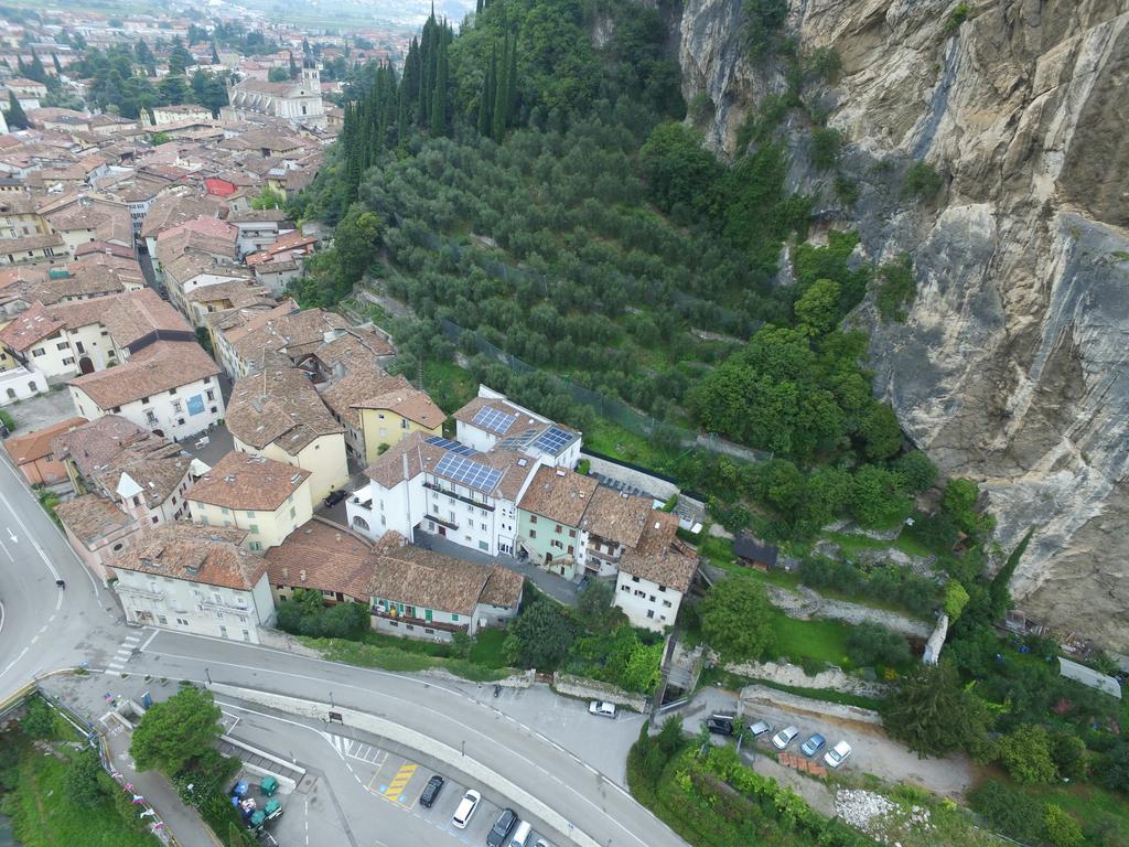 Отель On The Rock Арко Экстерьер фото